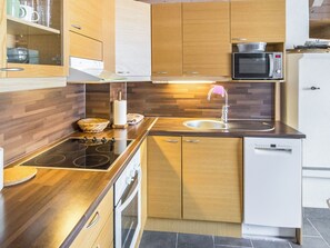 Frigorífico, microondas, lavavajillas y utensilios de cocina