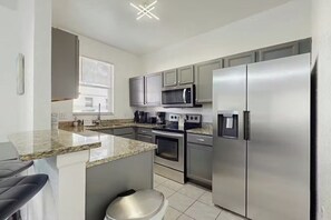 Private kitchen - Sunny Retreat Davenport Home Near Disney (Davenport)