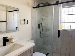Hair dryer, towels, soap, toilet paper - Stylish/Renovated 3B2BA Retreat (Altadena)