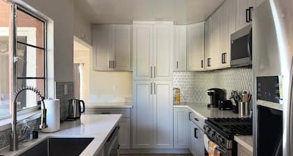 Stylish/Renovated 3B2BA Retreat