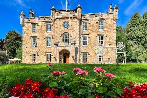 Averon Castle - Nine Bedroom Castle, Sleeps 22