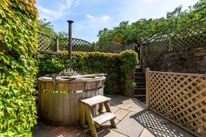 Banyera d'hidromassatge a l'aire lliure