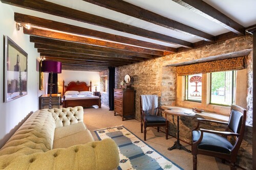 C17th Castle - Eight Bedroom Castle, Sleeps 16