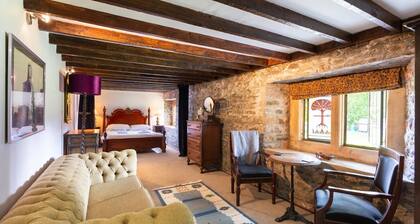 C17th Castle - Eight Bedroom Castle, Sleeps 16