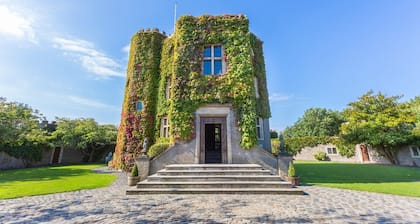 C17th Castle - Eight Bedroom Castle, Sleeps 16