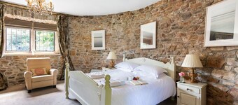 C17th Castle - Eight Bedroom Castle, Sleeps 16