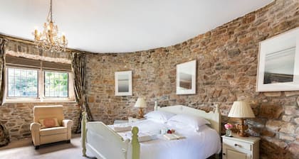 C17th Castle - Eight Bedroom Castle, Sleeps 16
