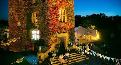 C17th Castle - Eight Bedroom Castle, Sleeps 16