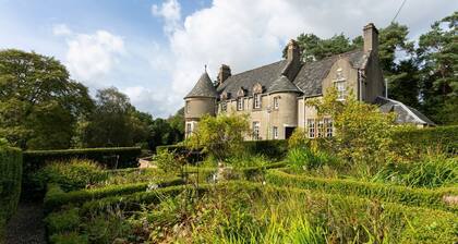 Loch Lomond Manor - Six Bedroom Villa, Sleeps 10
