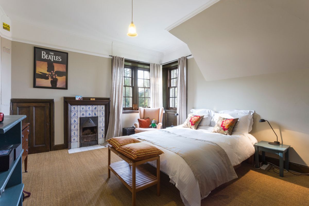 6 bedrooms, iron/ironing board, Internet, bed sheets