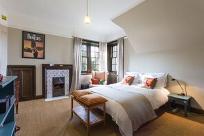 6 bedrooms, iron/ironing board, internet, bed sheets