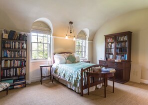 Iron/ironing board, Internet, bed sheets