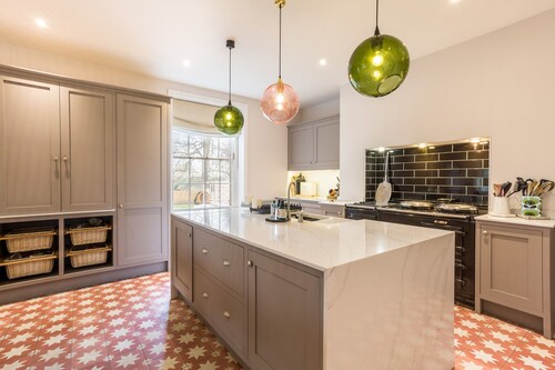 Emley Woodhouse - Seven Bedroom Villa, Sleeps 17
