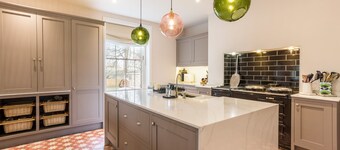 Emley Woodhouse - Seven Bedroom Villa, Sleeps 17