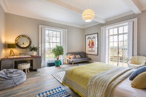 Tabla de planchar con plancha, internet y ropa de cama 