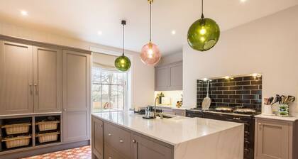 Emley Woodhouse - Sieben Schlafzimmer Villa, Schläft 17