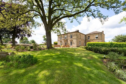 Emley Woodhouse - Seven Bedroom Villa, Sleeps 17