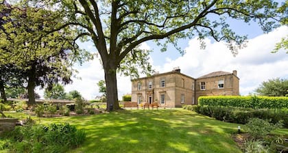 Emley Woodhouse - Seven Bedroom Villa, Sleeps 17