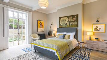 7 bedrooms, iron/ironing board, WiFi, bed sheets