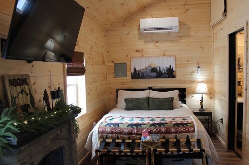 Cozy 1-bedroom cabin with a fireplace and air conditioning.