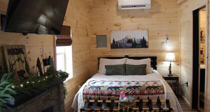 Cozy 1-bedroom cabin with a fireplace and air conditioning.