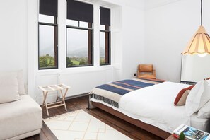 10 bedrooms, iron/ironing board, Internet, bed sheets