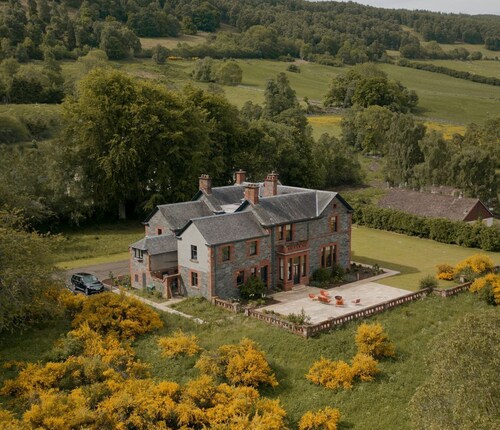 Hilltop Manor - Nine Bedroom Villa, Sleeps 18