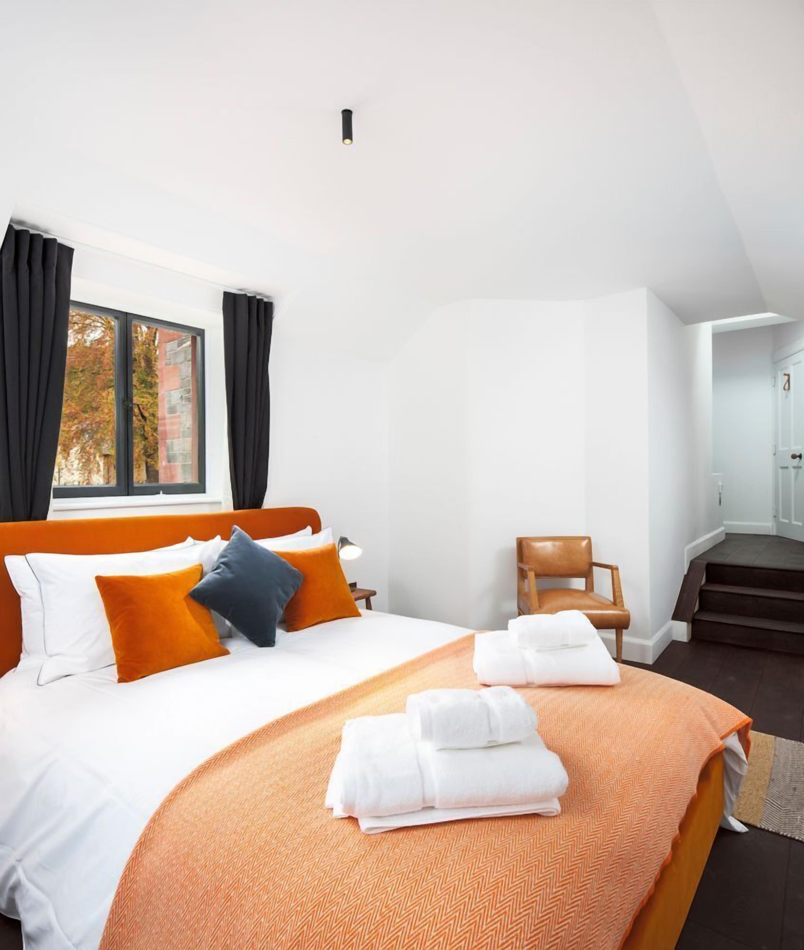 Iron/ironing board, internet, bed sheets