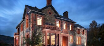 Hilltop Manor - Nine Bedroom Villa, Sleeps 18