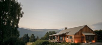Hilltop Lodge - Four Bedroom Villa, Sleeps 8