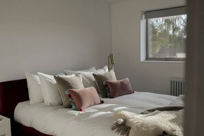 4 habitaciones, tabla de planchar con plancha, internet y ropa de cama 