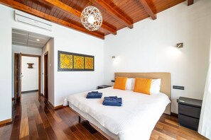 4 dormitorios, tabla de planchar con plancha, Internet y ropa de cama