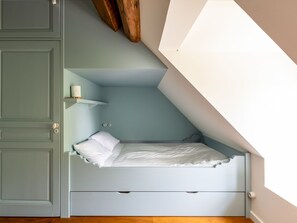 Tabla de planchar con plancha, internet y ropa de cama 