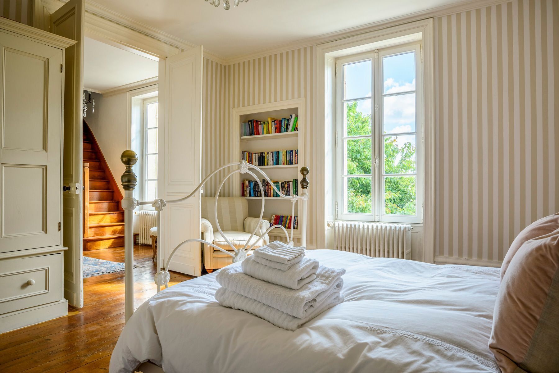 4 bedrooms, iron/ironing board, bed sheets