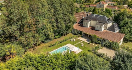 Maison Des Lustres - Four Bedroom Villa, Sleeps 8