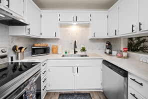 Refrigerador, microondas, horno y parrilla de estufa 