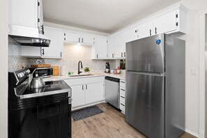 Frigorífico, microondas, horno y placa de cocina