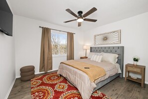 2 bedrooms, desk, iron/ironing board, free WiFi - Beacon Grove Retreat – Patio • Washer/Dryer • WiFi (Birmingham)