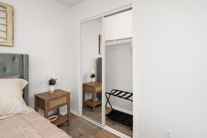 2 habitaciones, escritorio, tabla de planchar con plancha y wifi gratis 