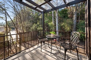 Outdoor dining - Beacon Grove Retreat – Patio • Washer/Dryer • WiFi (Birmingham)