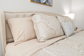 2 habitaciones, escritorio, tabla de planchar con plancha y wifi gratis 