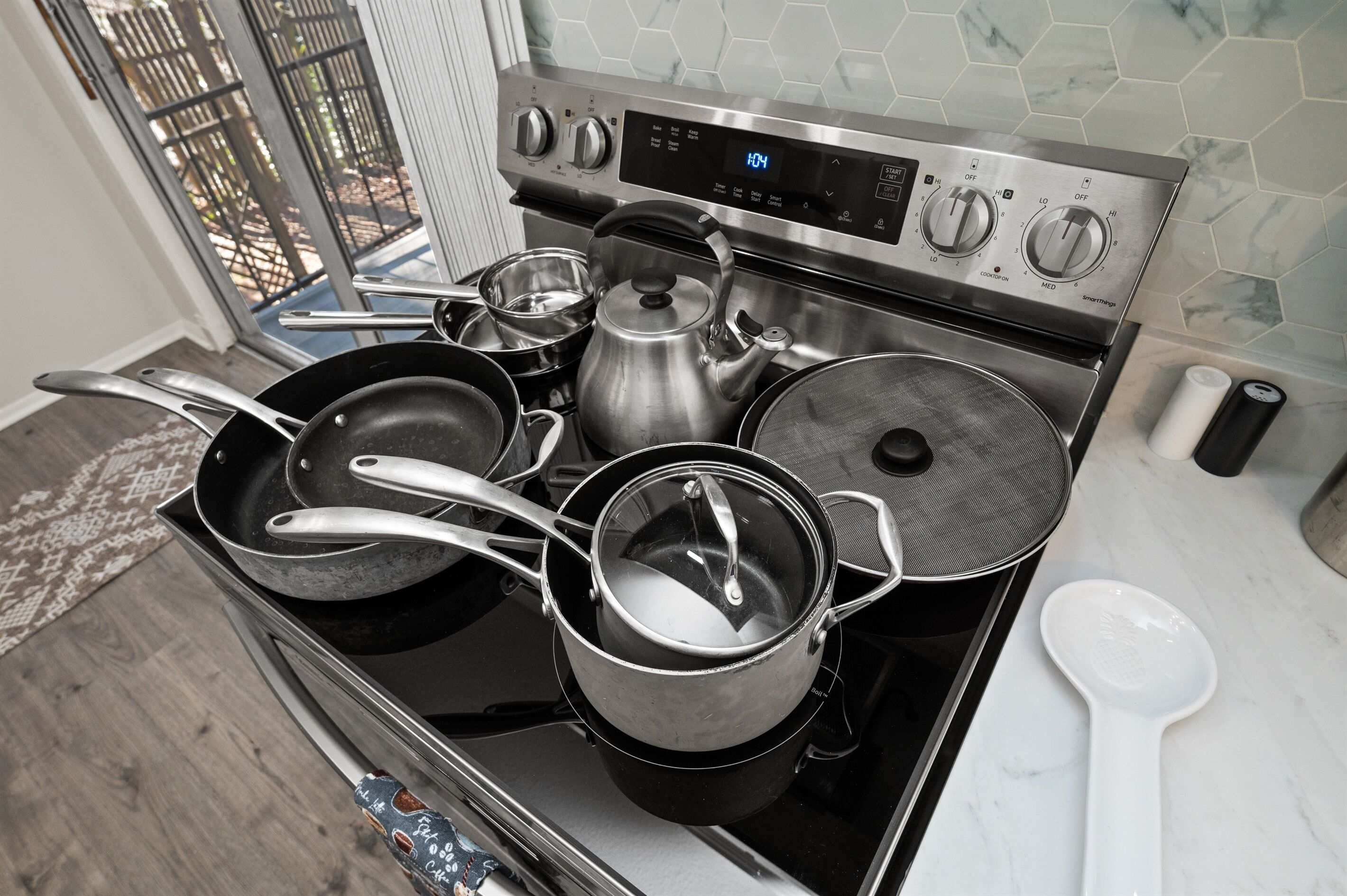 Refrigerador, microondas, horno y parrilla de estufa 