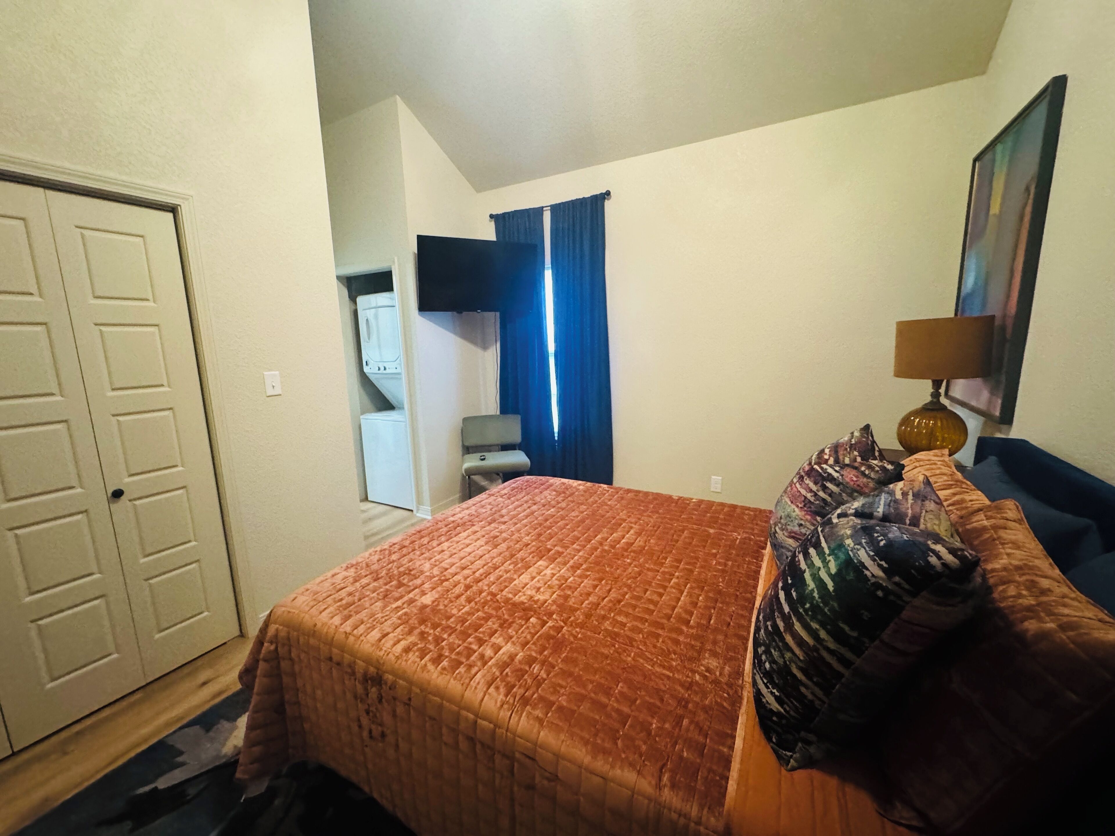 Iron/ironing board, WiFi, bed sheets