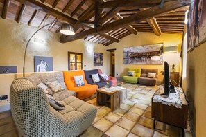 Smart TV, fireplace, table football, ping pong - Villa Raggiola - Six Bedroom Villa, Sleeps 12 (Barberino Tavarnelle)