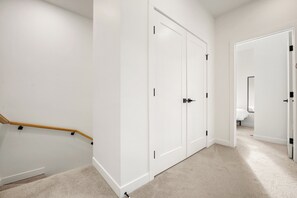 Interior - FREE Luggage Dropoff |Central Location|7 min to DT (Calgary)