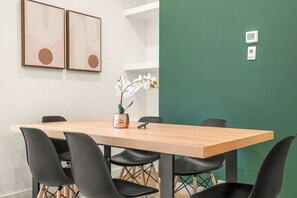 Dining - FREE Luggage Dropoff |Central Location|7 min to DT (Calgary)