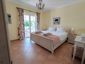 4 habitaciones, tabla de planchar con plancha, internet y ropa de cama 