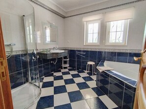 Hair dryer, towels - Villa Palmeira - Four Bedroom Villa, Sleeps 8 (Carvoeiro)