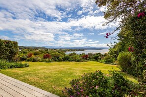 Property grounds - Busisiwe House - Four Bedroom Apartment, Sleeps 10 (Plettenberg Bay)