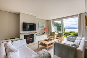 Smart TV, fireplace - Busisiwe House - Four Bedroom Apartment, Sleeps 10 (Plettenberg Bay)